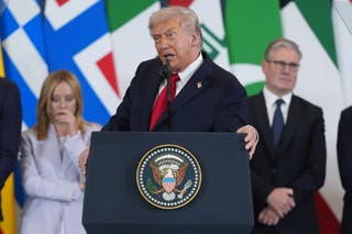 A primeira-ministra italiana Georgigia Meloni e o primeiro-ministro britânico Career Starmar ouviram Trump